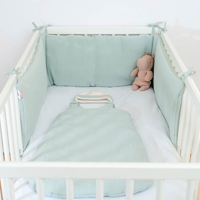 Tour de lit bébé fille en gaze de coton bio rose - lit 60 cm x 120 cm