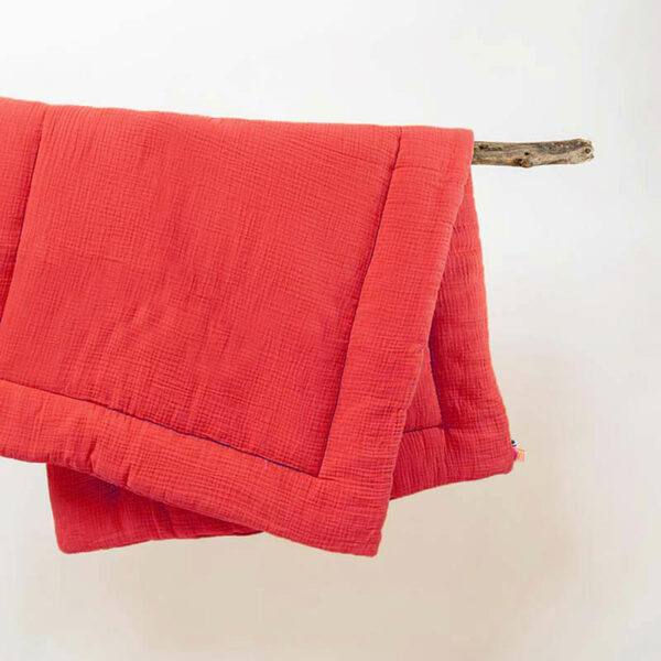 edredon rouge en coton biologique papate 65x120 lit fraise