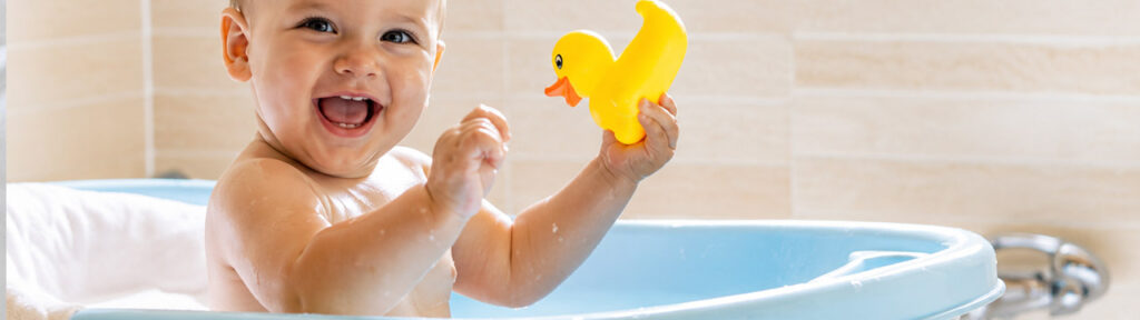 Baignoire bébé : comment choisir le bon modèle pour un bain en toute sérénité